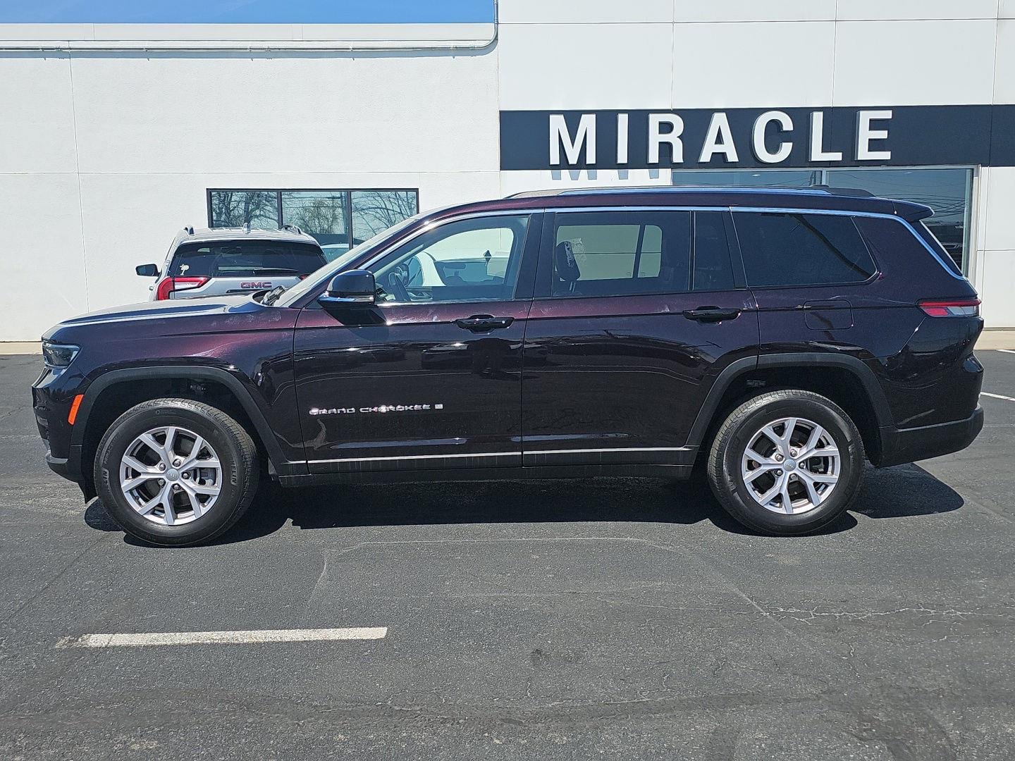 Used 2022 Ember Pearlcoat Jeep Limited image 4