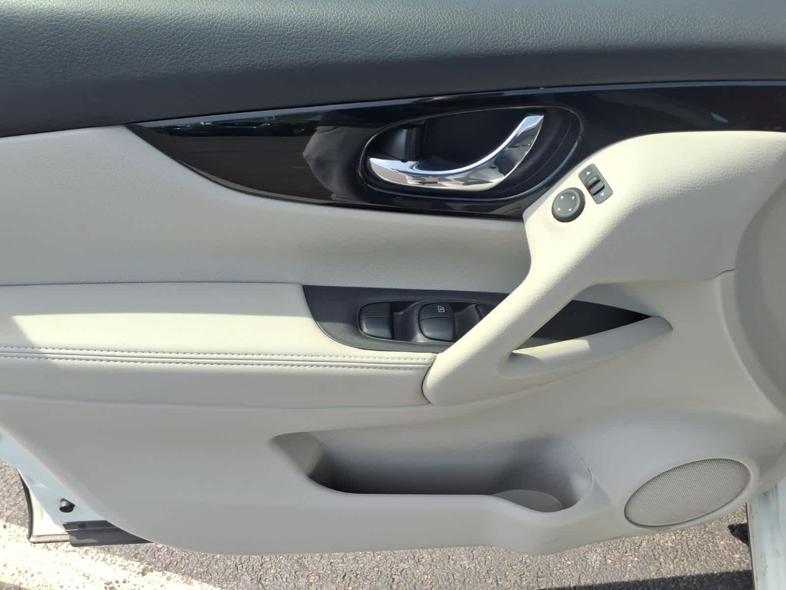 Certified Used 2022 Pearl White Tricoat Nissan SL image 10