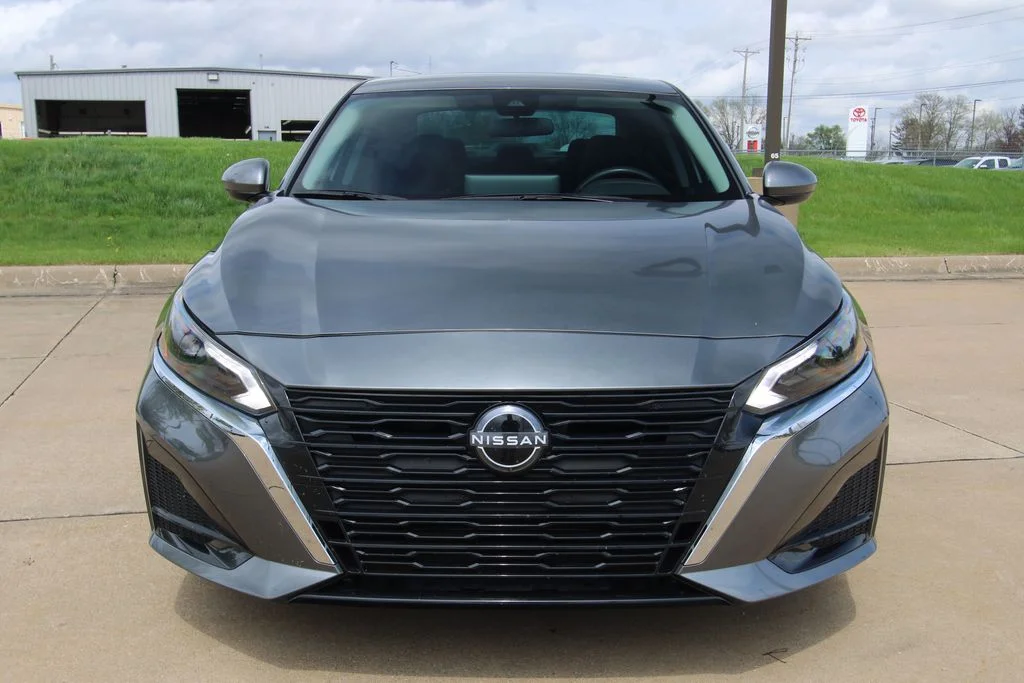 Used 2024 Gray Nissan 2.5 SV image 2