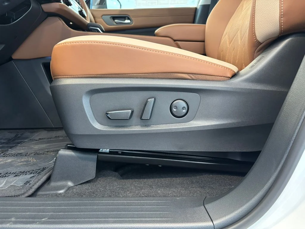 New 2026 Everest White Pearl TriCoat Nissan Platinum image 16