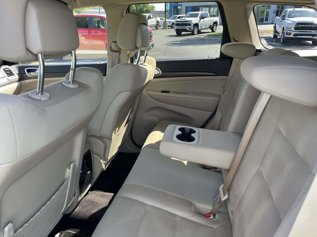 Used 2017 Diamond Black Crystal Pearlcoat Jeep Laredo image 16