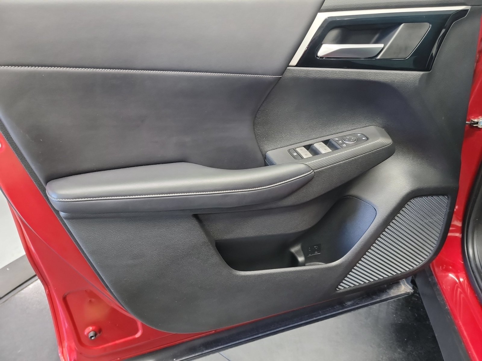 Used 2023 Red Diamond Mitsubishi SE image 12