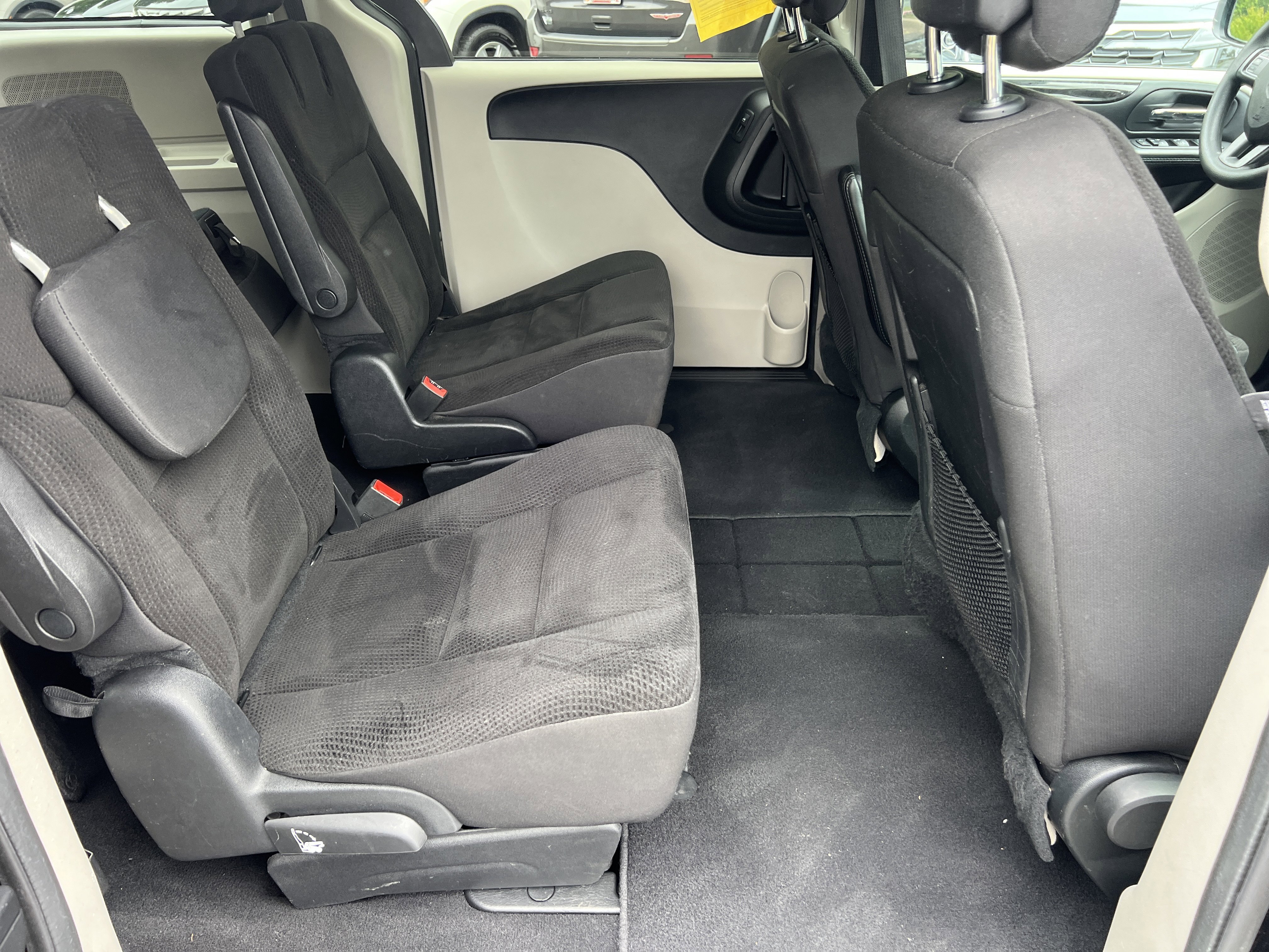 Used 2019 Black Onyx Crystal Pearlcoat Dodge SE image 16