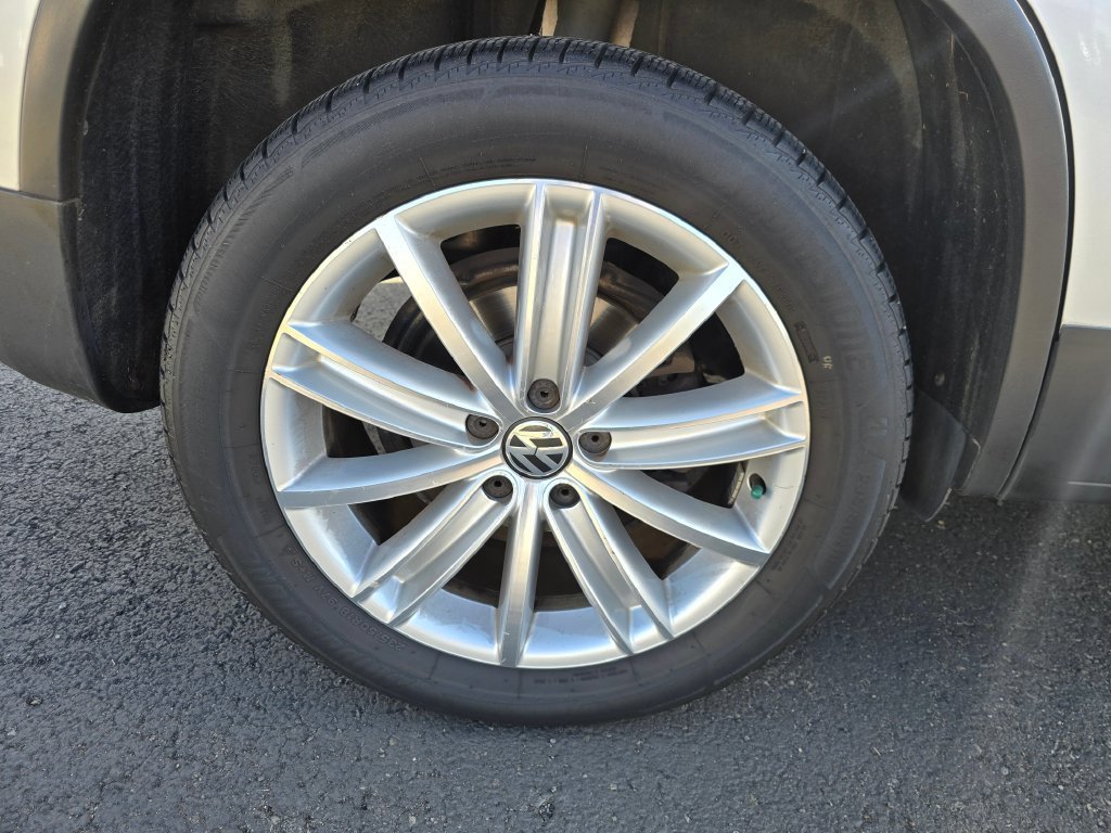 Used 2012 Silver Volkswagen SE image 9