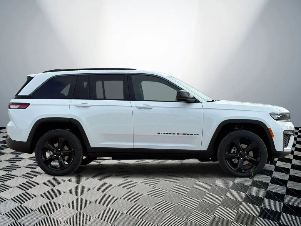 New 2026 Bright White Clear-Coat Exterior Paint Jeep Limited image 6