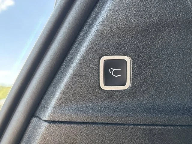 Used 2025 Black Chrysler Select image 39