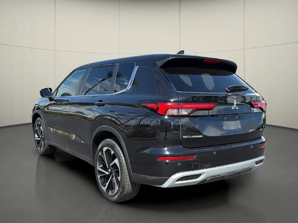 Used 2024 Black Mitsubishi SE image 5