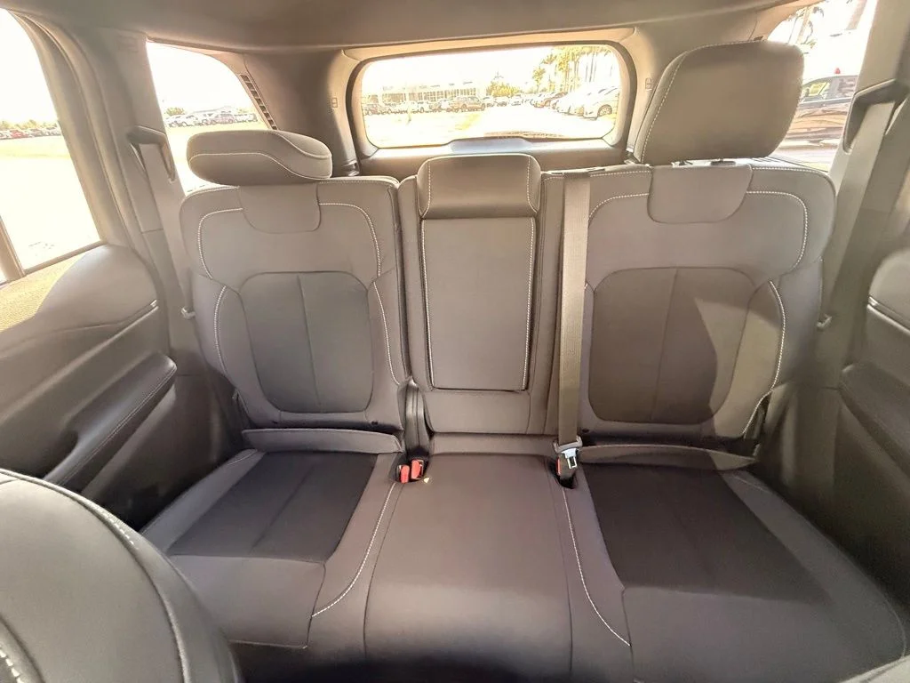 New 2026 Diamond Black Crystal Pearlcoat Jeep Laredo image 24