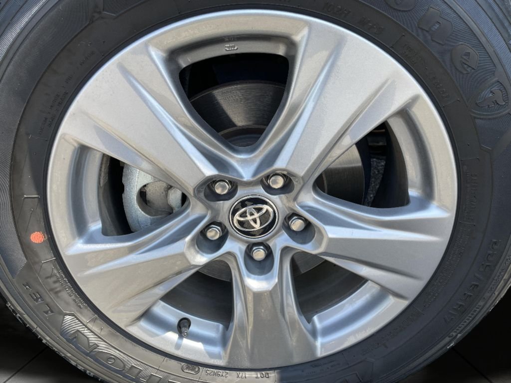 2024 Toyota RAV4 XLE - Photo 28
