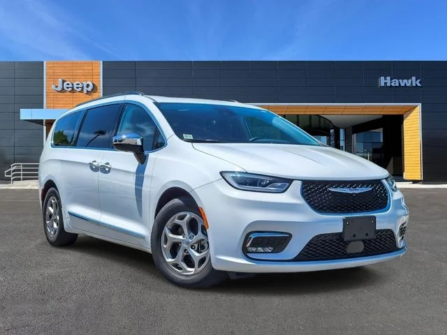 2023 Chrysler Pacifica Limited's photo