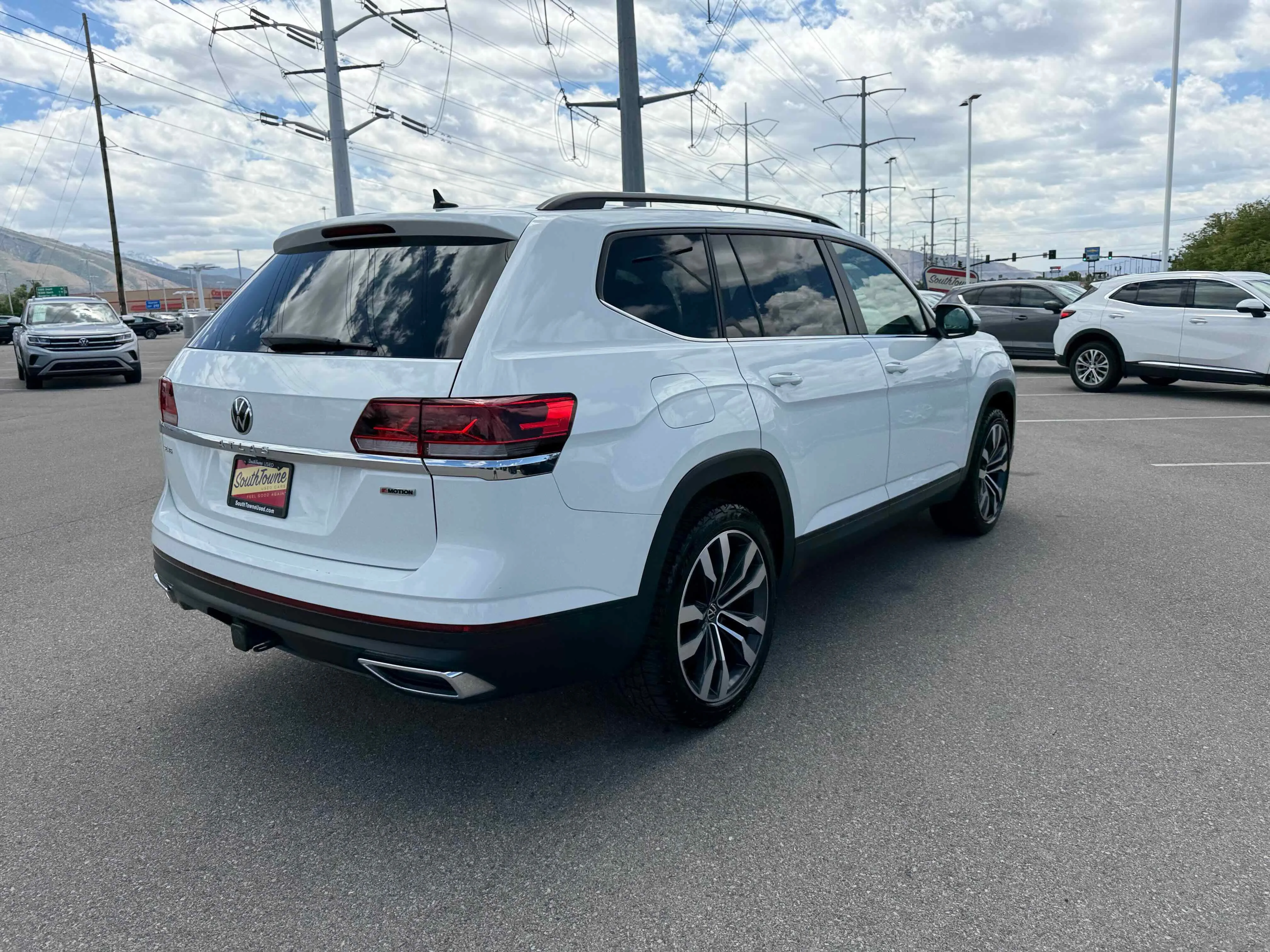 Used 2022 White Volkswagen 3.6L V6 SE w/Technology image 7