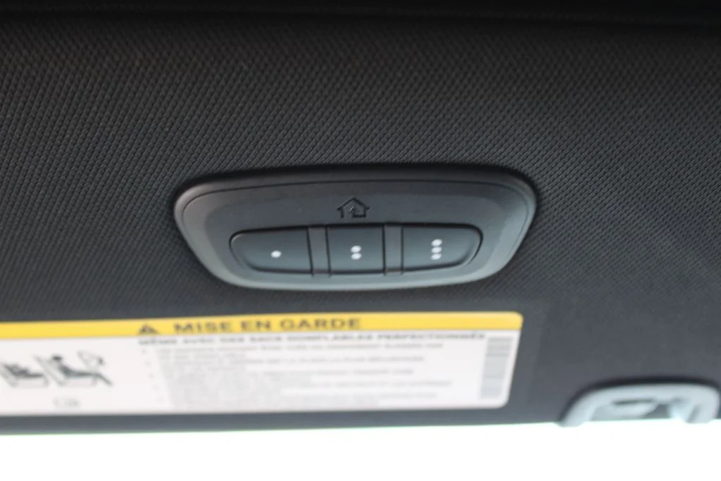 New 2027 Diamond Black Crystal Pearl-Coat Paint Chrysler Select image 22