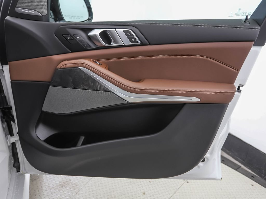 New 2026 White Metallic BMW xDrive40i image 29
