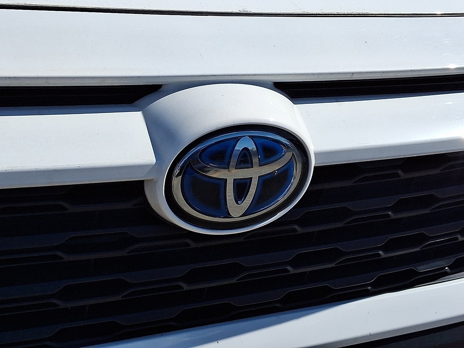 Used 2021 White Toyota XLE image 9