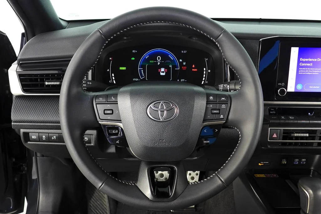 Used 2025  Toyota SE image 26