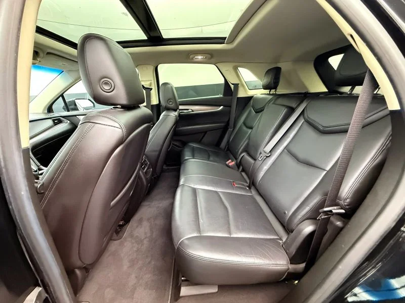 Used 2017  Cadillac Luxury Sport Utility 4D image 26