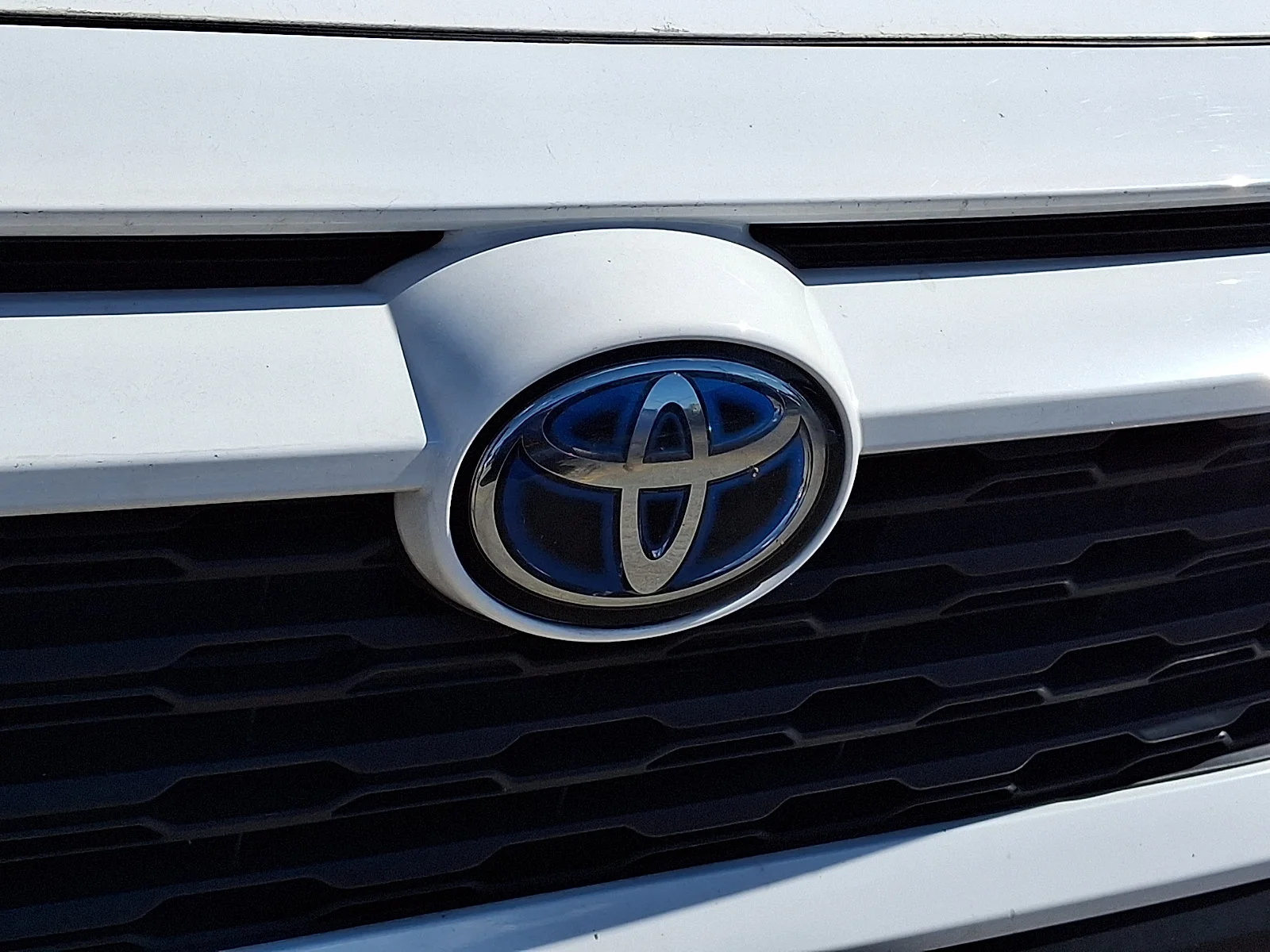 Used 2021 White Toyota XLE image 9