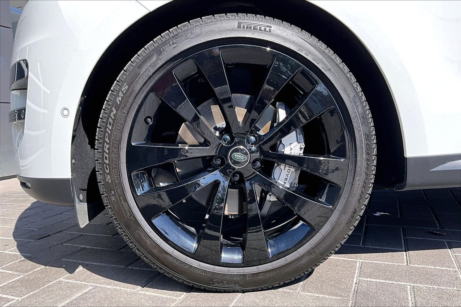 Used 2025 White Land Rover SE image 9