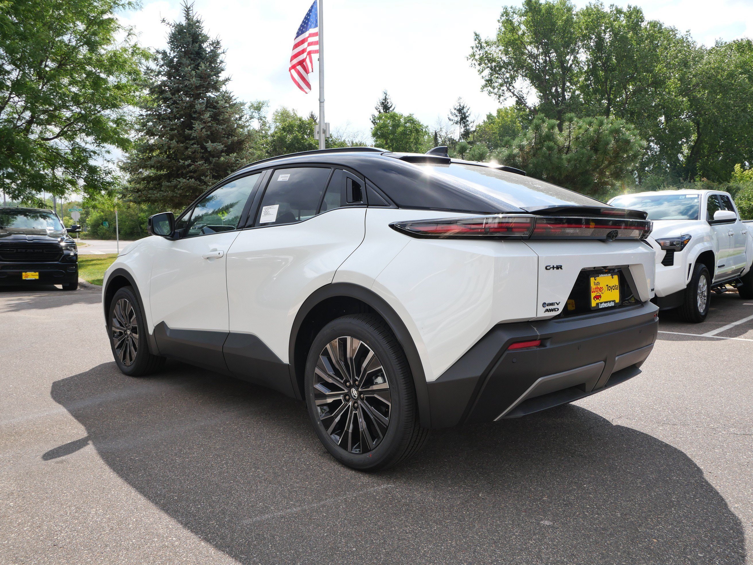 New 2026 Wind Chill Pearl with Midnight Black Metallic roof <sup>1</sup> Toyota  XSE image 3
