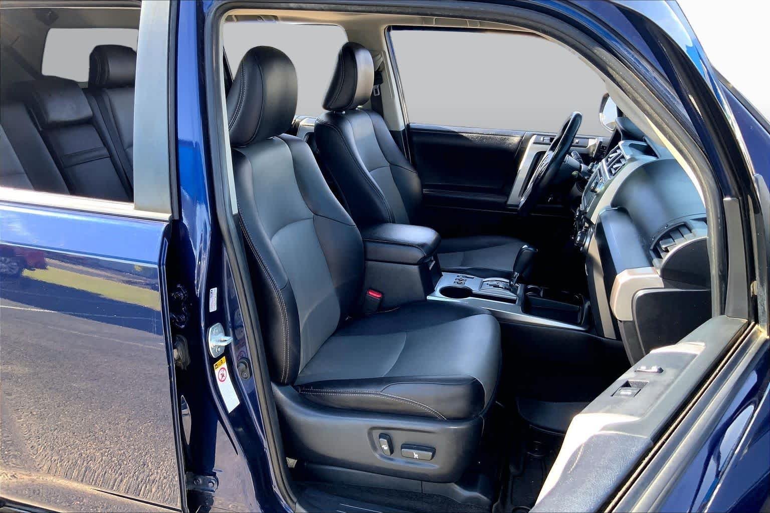 Used 2018 Nautical Blue Metallic Toyota SR5 Premium image 9