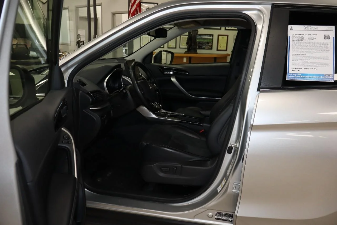 Used 2024 Alloy Silver Metallic Mitsubishi SE image 9