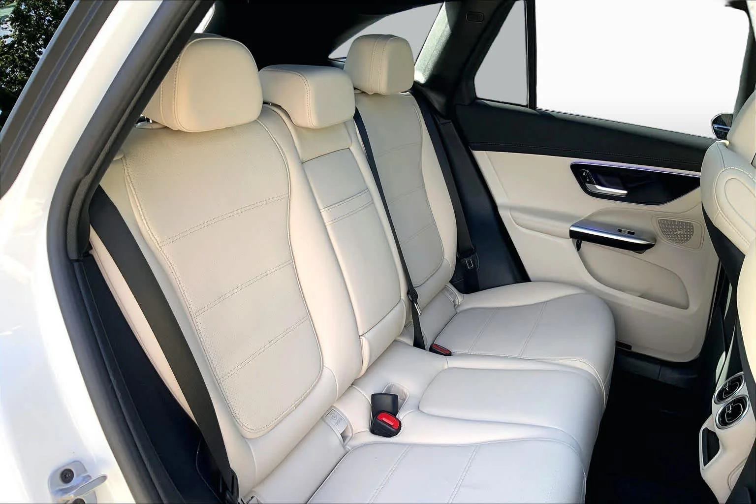 Certified Used 2025 Polar White Mercedes-Benz GLC 300 image 20