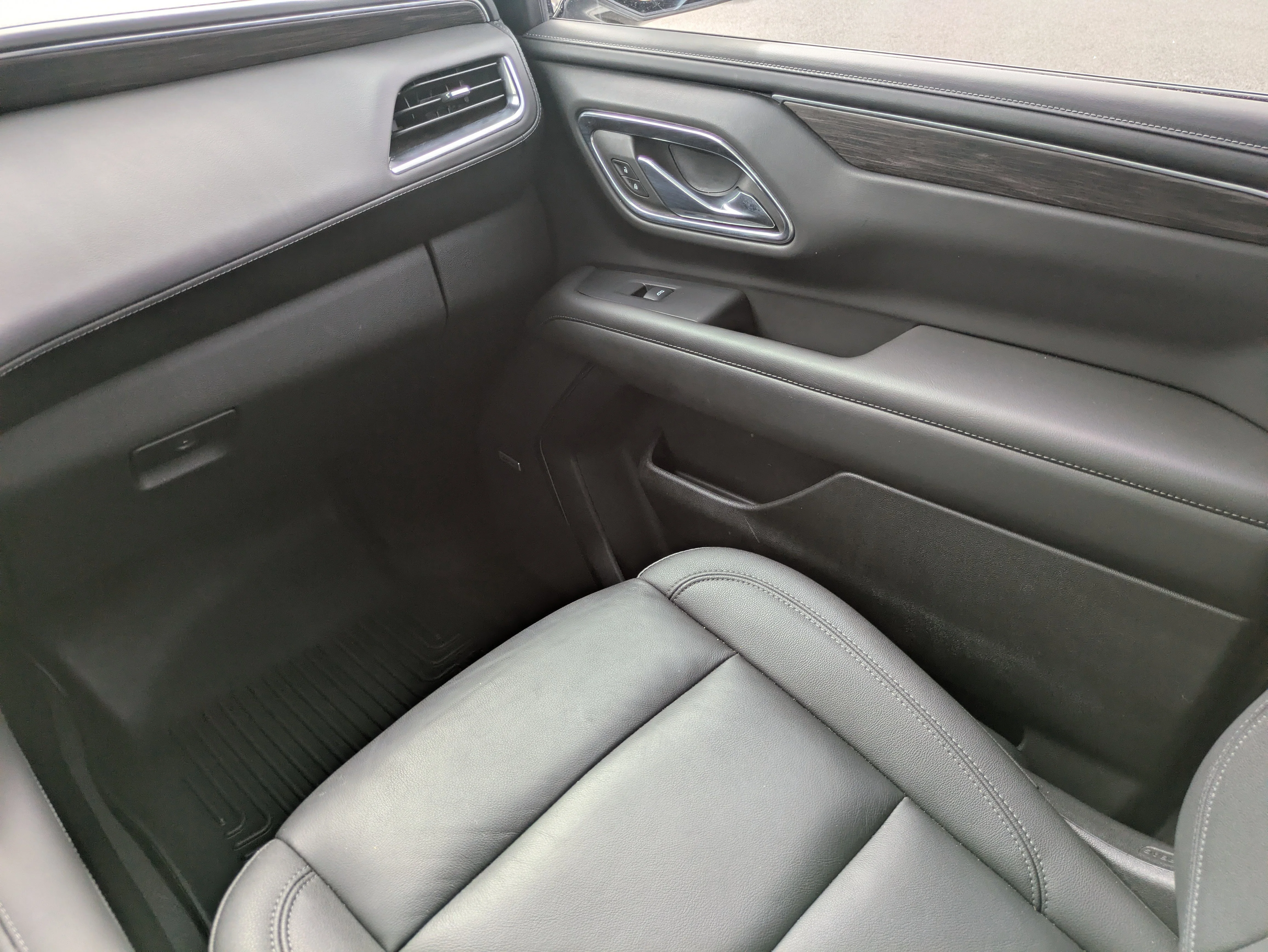 Used 2024 Summit White Chevrolet Z71 w/Luxury Pkg, Leather Quad Buckets, Panoramic Moonroof, & 3rd Row Seat image 22