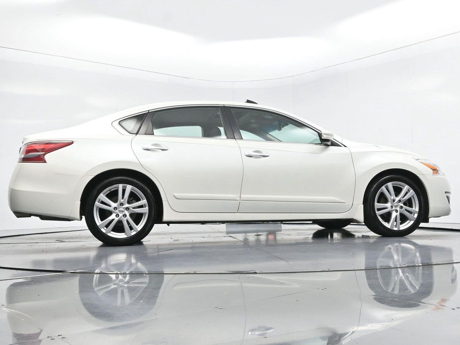 Used 2013 Pearl White Nissan 3.5 SL image 47