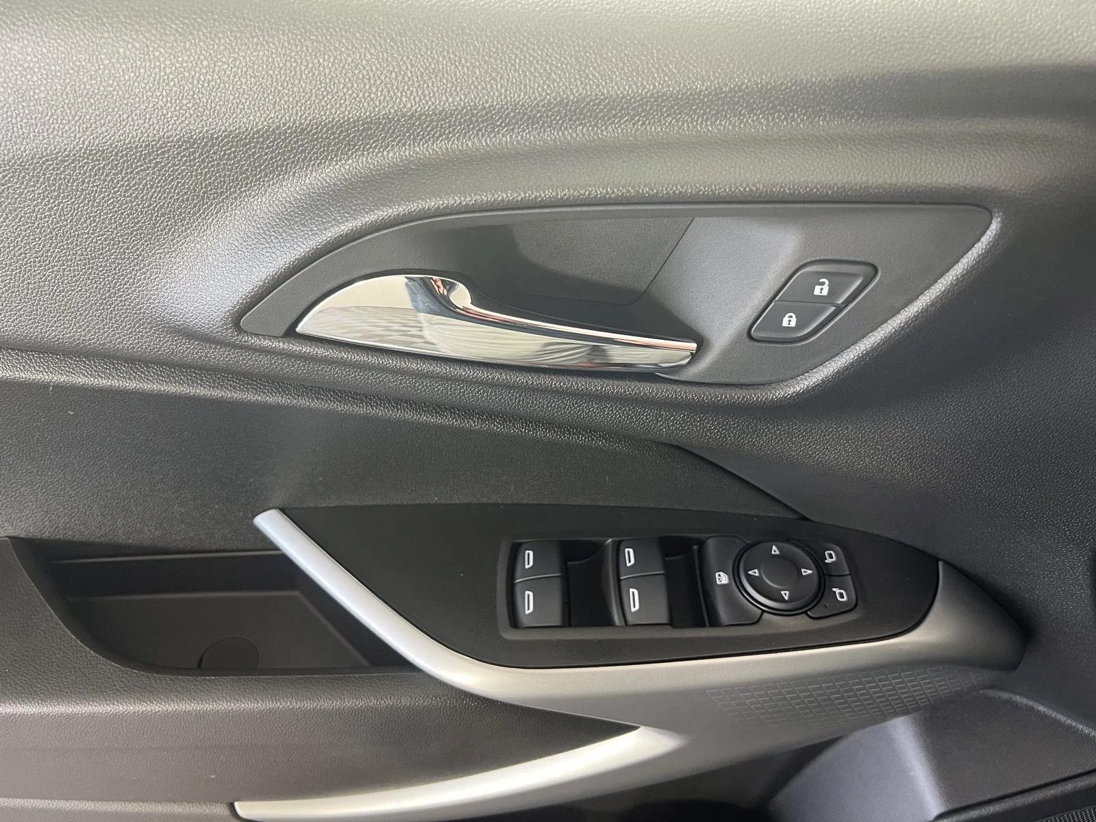 Used 2025 Sterling Gray Metallic Chevrolet 1RS image 6