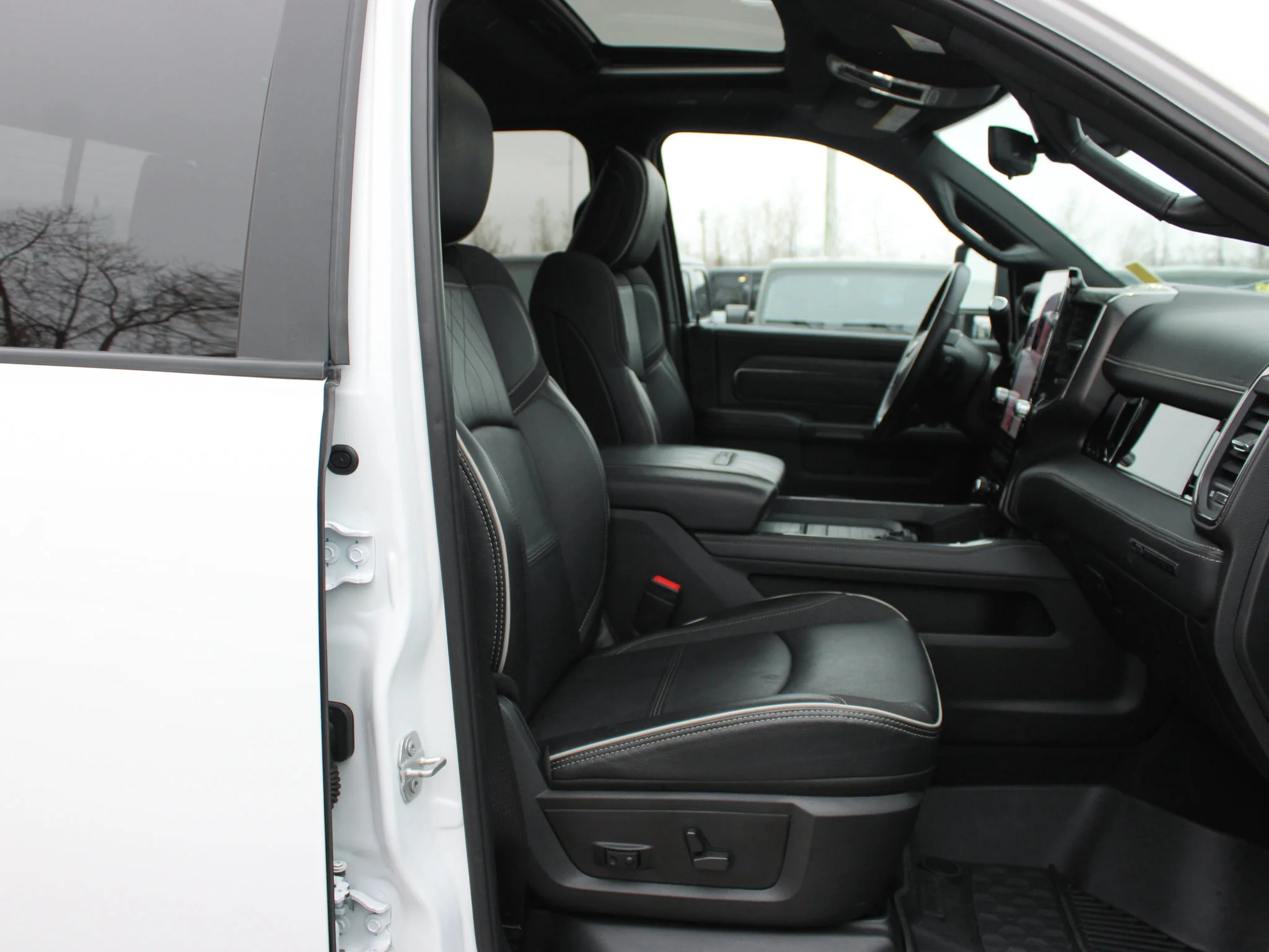 Certified Used 2025 White RAM Limited * Cummins Diesel | 5th Wheel & Gooseneck | Adaptive Cruise | Apple CarPlay | Tonneau Cover image 21