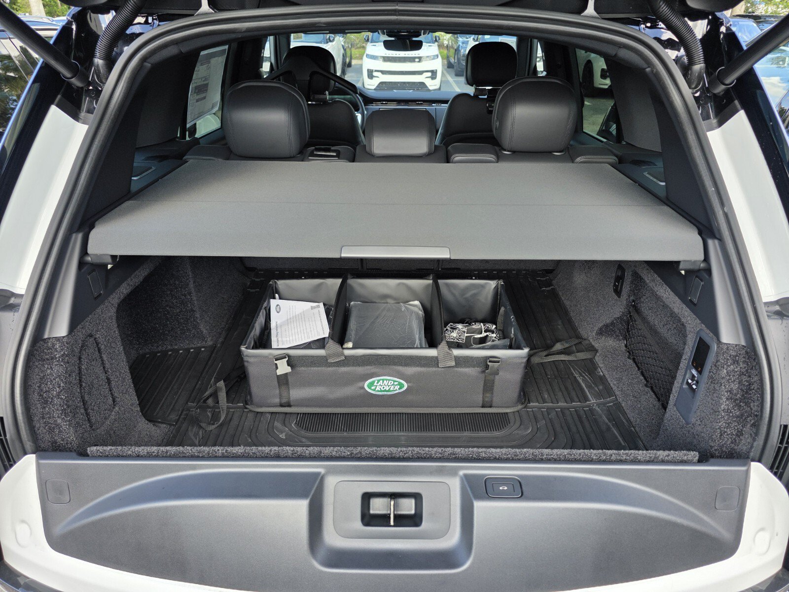 New 2026 Fuji White Land Rover P400 SE image 14