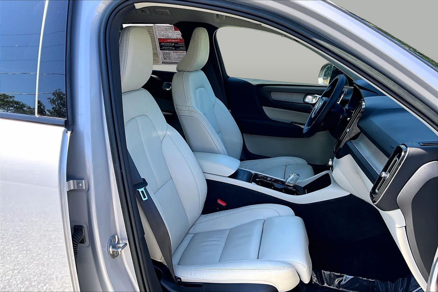 Used 2023 Silver Dawn Metallic Volvo Plus Dark Theme image 9