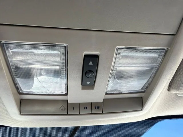 Used 2005 White Jeep Laredo image 29