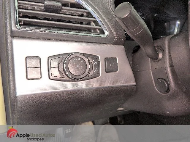 Used 2011  Lincoln Base image 30