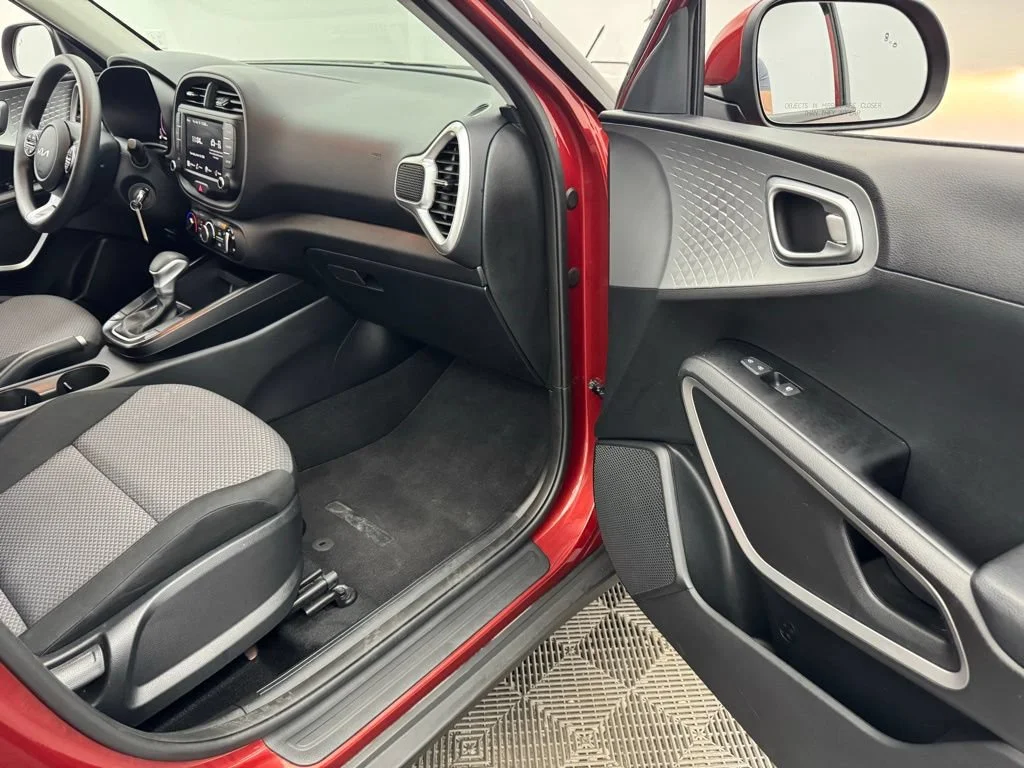 Used 2025 Orange Kia  image 29