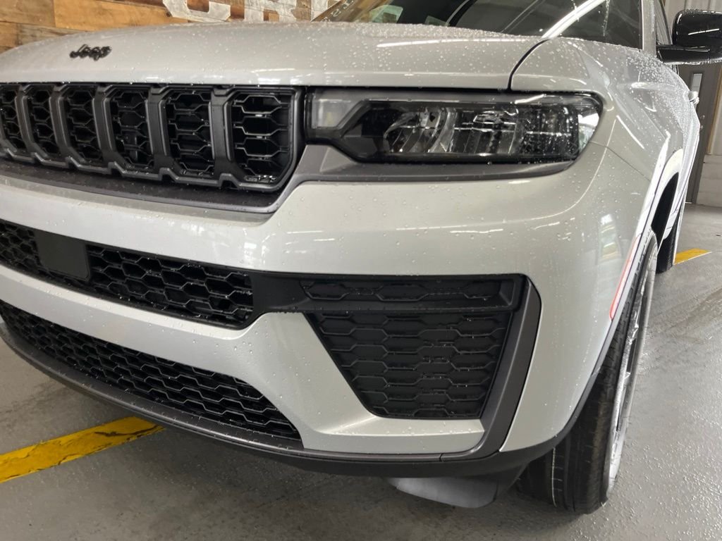 New 2026 Silver Zynith Exterior Paint Jeep Laredo Altitude image 10