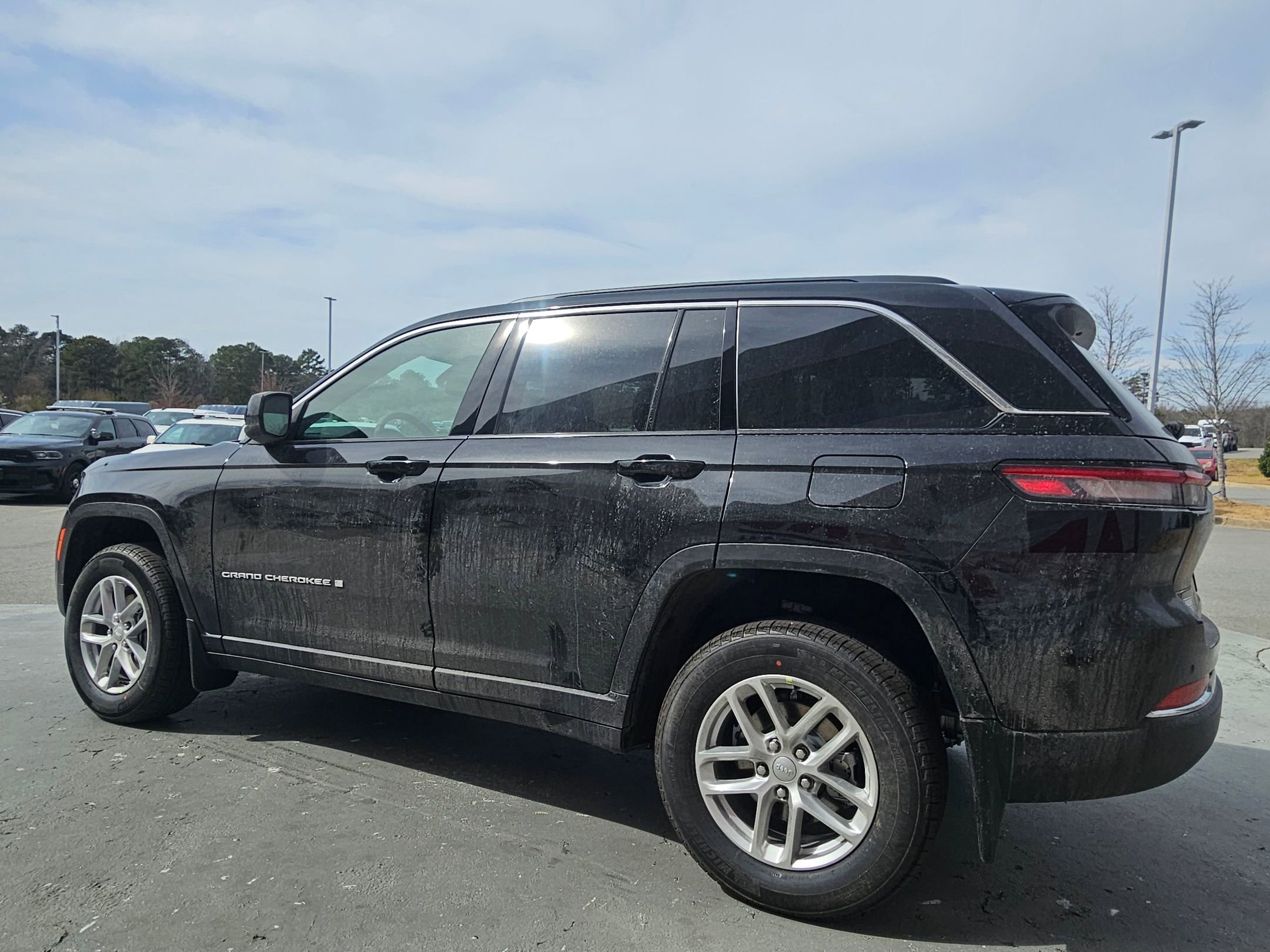 New 2026 Diamond Black Crystal Pearl-Coat Exterior Paint Jeep Laredo X image 5