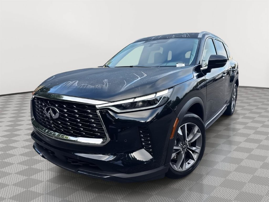 Used 2025 Black INFINITI LUXE image 2