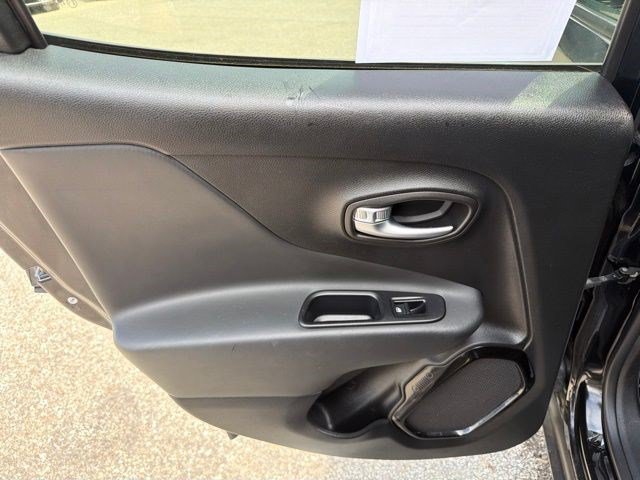 Used 2018 Black Jeep Altitude image 14