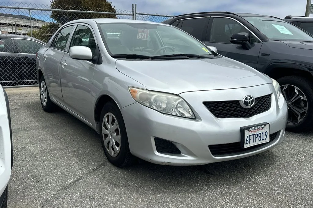 Used 2009 Silver Toyota LE image 2