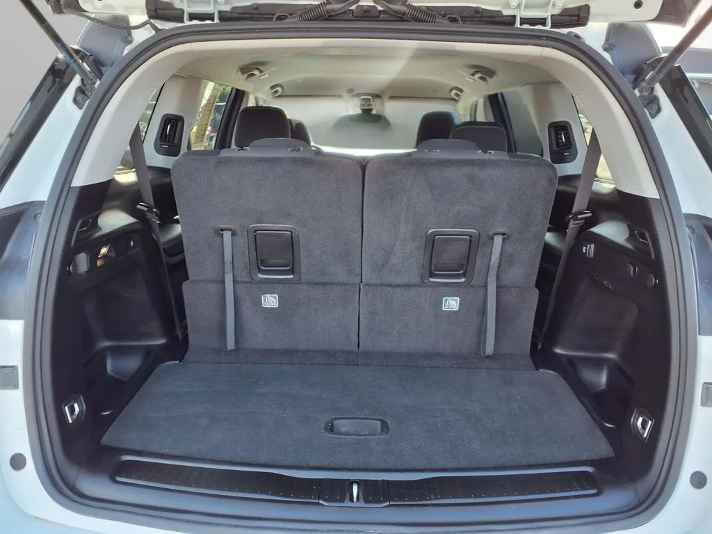 Used 2023 White/off-white Jeep Laredo image 27