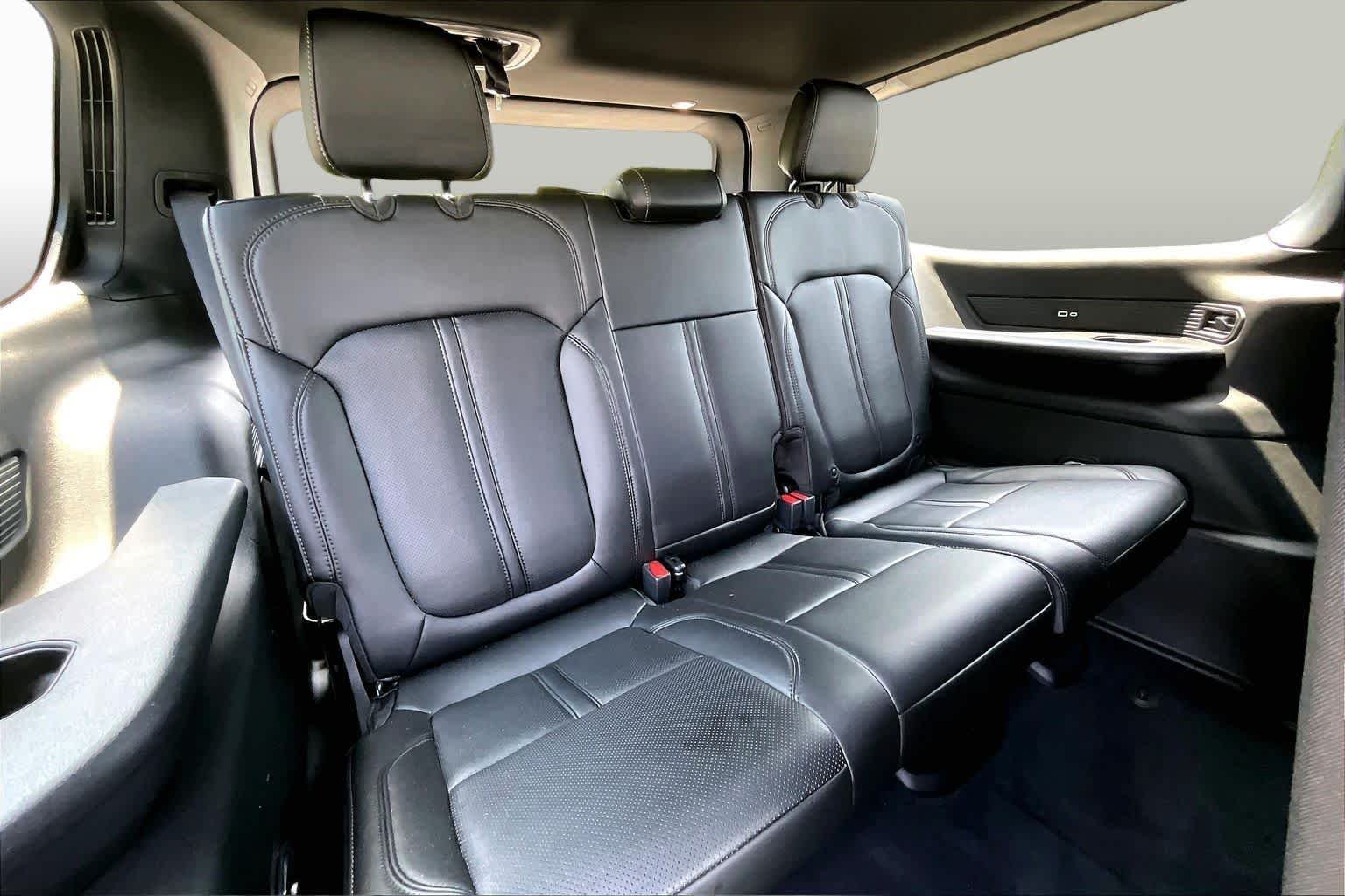Used 2025 Baltic Gray Metallic Clearcoat Jeep  image 24
