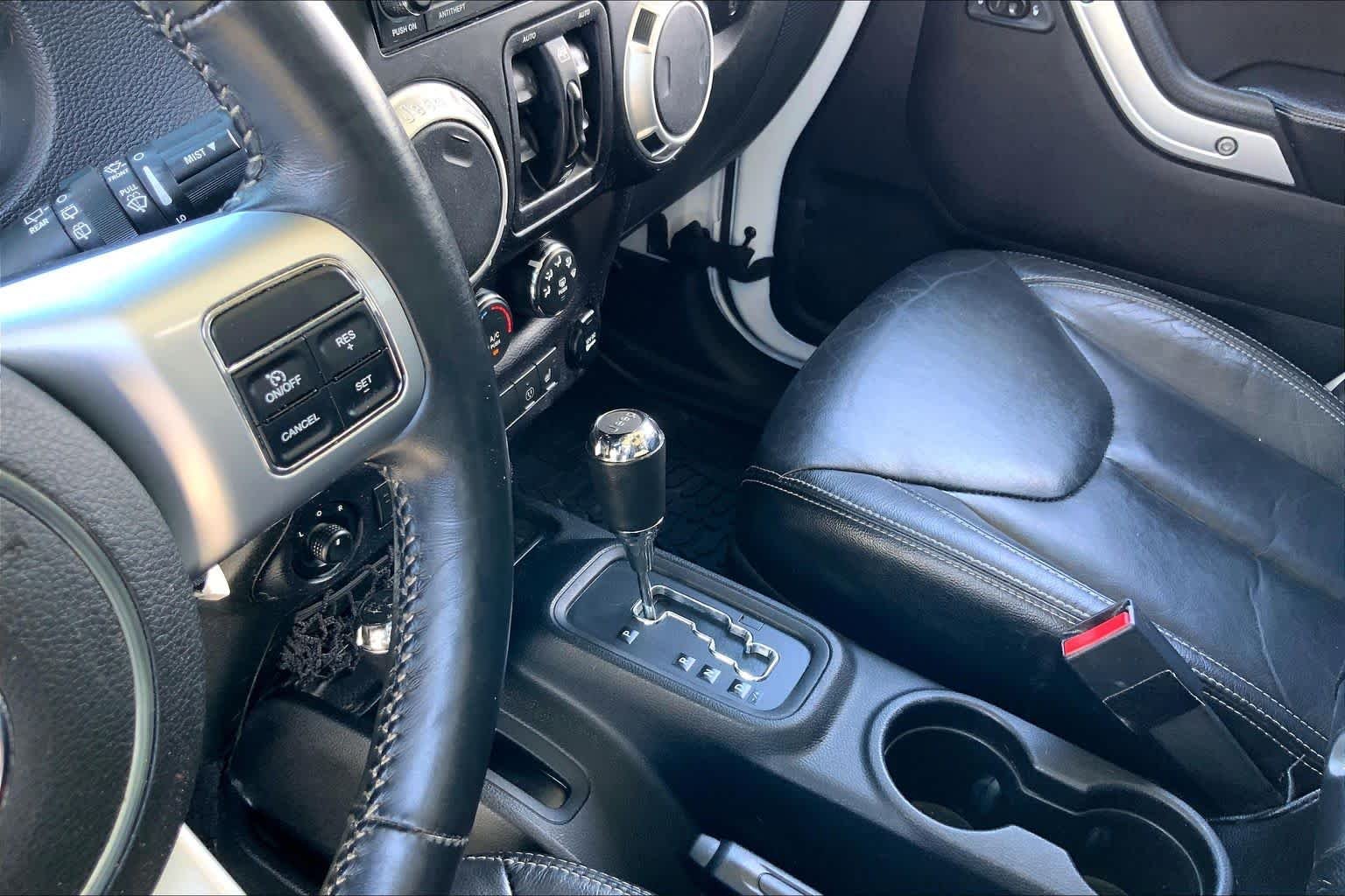 Used 2014 Bright White Clearcoat Jeep Rubicon X image 16