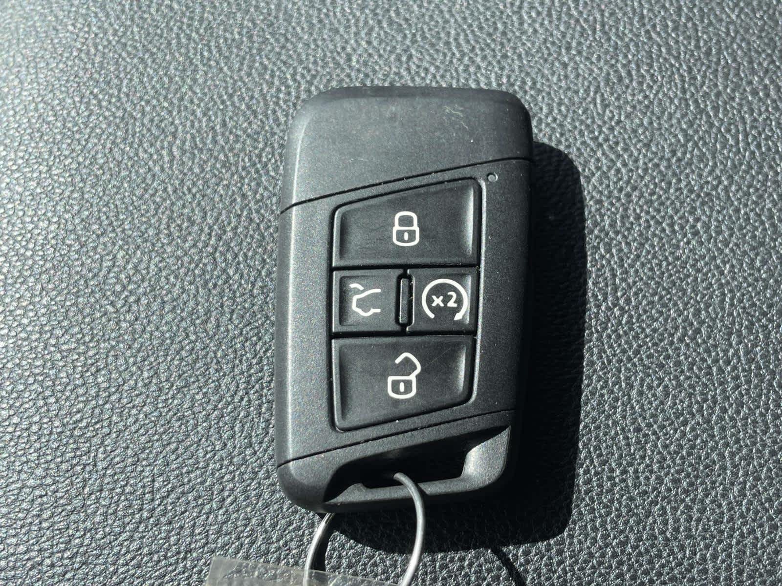 Used 2022 Platinum Gray Metallic Volkswagen SE image 4
