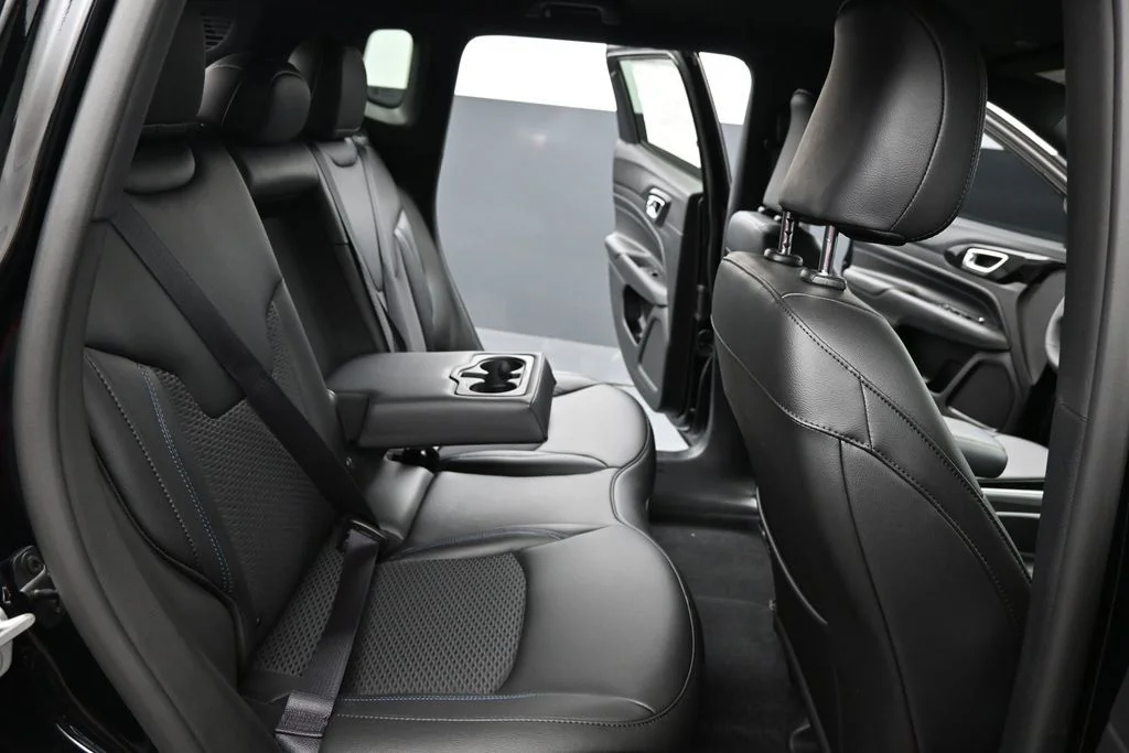 New 2026 Diamond Black Crystal Pearl-Coat Exterior Paint Jeep Latitude image 28