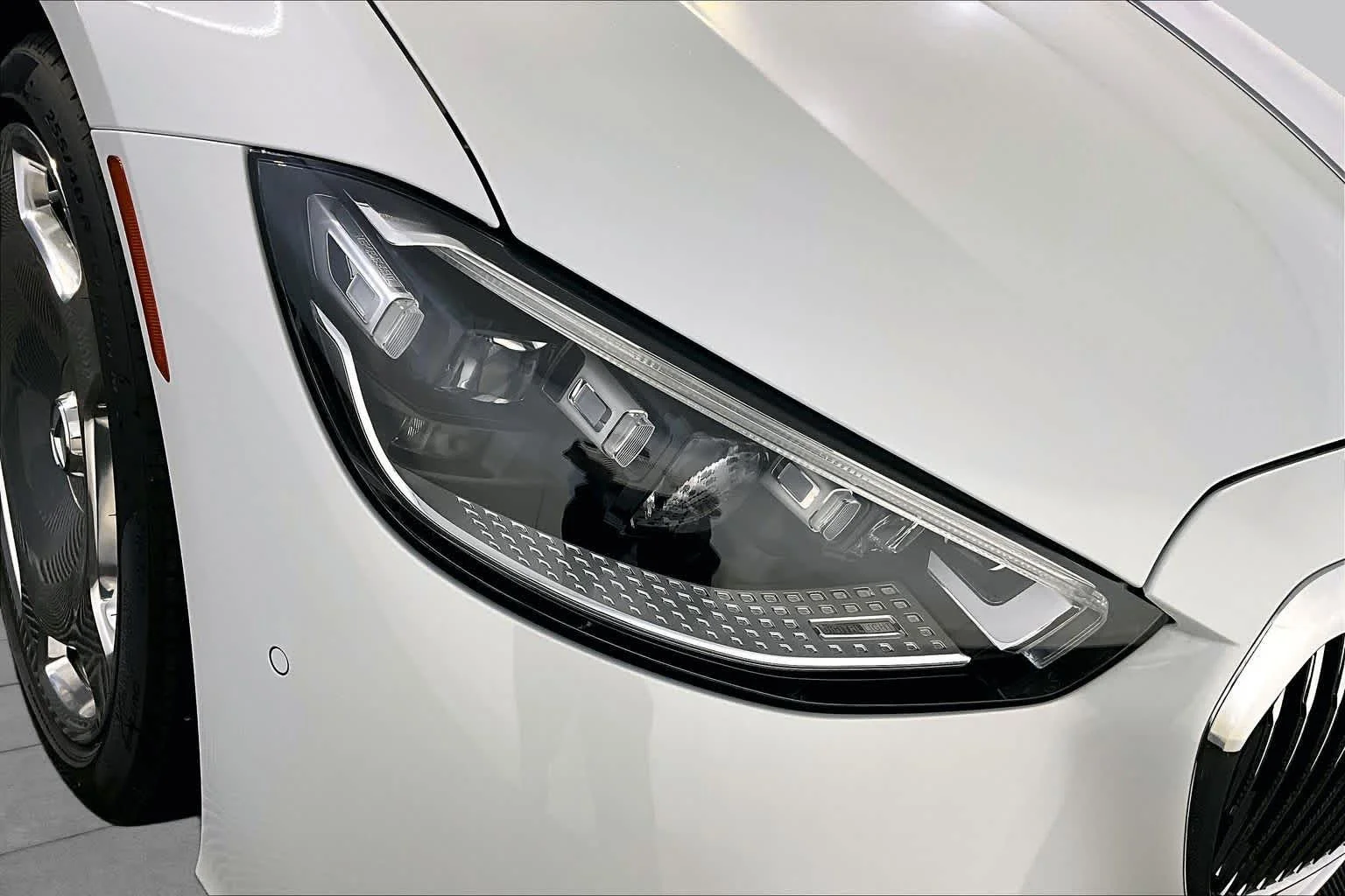 New 2026 MANUFAKTUR Moonlight White Metallic Mercedes-Benz Maybach S 680 image 16