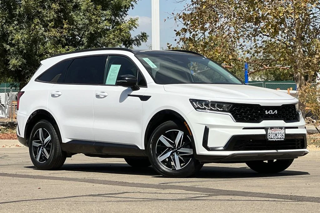 Used 2022 White Kia S image 2