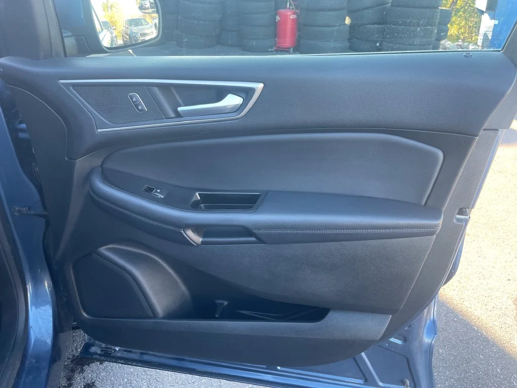 Used 2018 Blue Ford SEL image 31