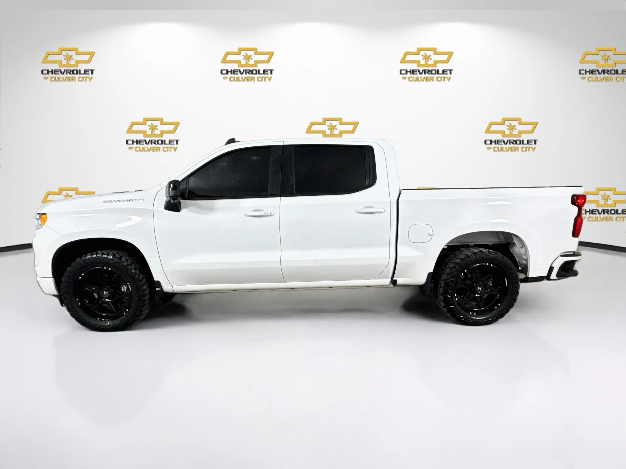 Used 2023 SUMMIT WHITE Chevrolet RST image 5