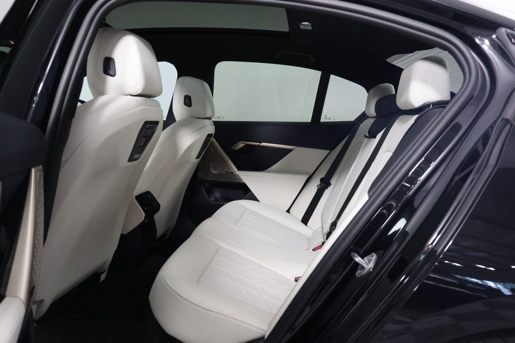 2027 BMW 5 Series 550e - Photo 6
